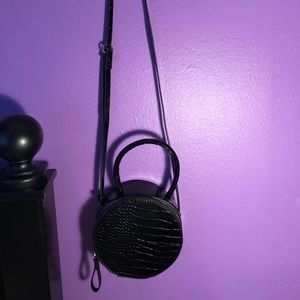 Black round cross body bag 🔥